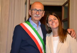 Il sindaco Ezio Donadio con la vice-sindaco Beatrice Aimar, 27 anni, insegnante